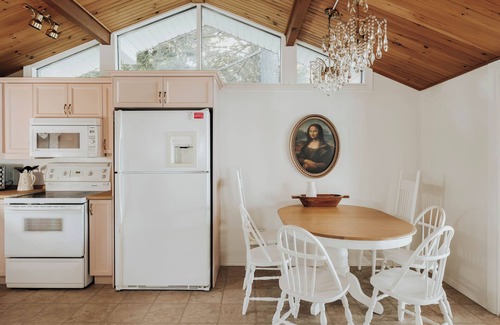 Bewdley Cabina | Pink On The Lake | Fishing Cabin on Rice Lake