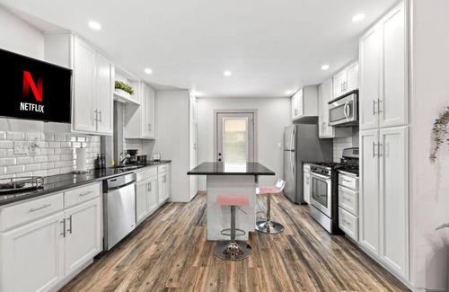 St. Edwards Casa | Pink Palace SoCo Dream Townhome!