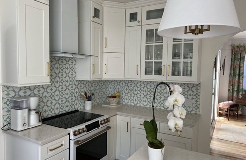 Old Northwood Casa | Pink Palm Beach Villa w/ 2 separate cottages