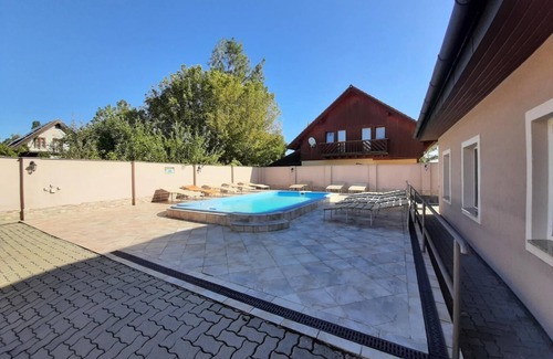 Balatonlelle Apartamento | Pink Panther Ap.4 - Tres Habitaciones Piso, Capacidad 8