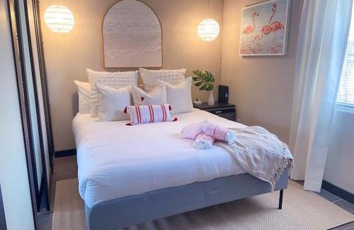 Singer Island Apartamento | Pink Paradise at Seascape. Getaway by the beach!