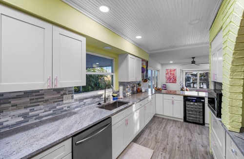 Ozona Casa | Pink Pony Villa – Waterfront Escape w/ Pool, Studio & Themed Rooms