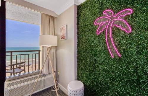 Downtown Myrtle Beach Casa | Pink Surf by StayMareni - Oceanfront 2 Queens Suite