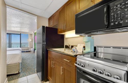 Downtown Myrtle Beach Casa | Pink Surf by StayMareni - Oceanfront 2 Queens Suite