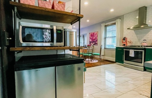 Altoona Casa | Pinky’s Cottage-central location,full Kitchen, fun theme!