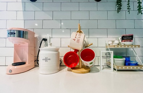 Altoona Casa | Pinky’s Cottage-central location,full Kitchen, fun theme!