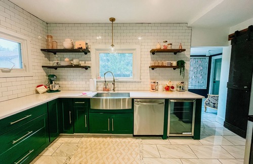 Altoona Casa | Pinky’s Cottage-central location,full Kitchen, fun theme!