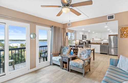 Sunnyside Condominio | Pinnacle Port by Book That Condo