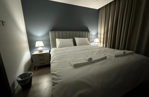 Al Ghubrah Ash Shamaliyyah Apartamento | Pinnacle Row Luxe Retreat