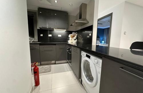 Al Ghubrah Ash Shamaliyyah Apartamento | Pinnacle Row Luxe Retreat