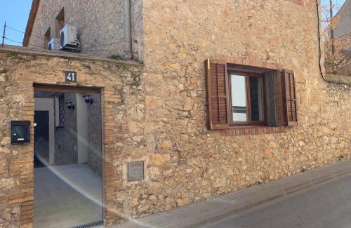 L'Escala Casa | PINTOR MASSANET - Casa de piedra adaptada en LEscala