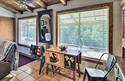 Glencoe Cabina | Pioneer Cabin Retreat w/ Grill & Mtn Views!