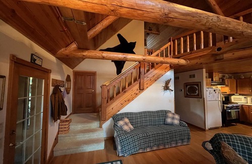 Hatfield Casa | Pioneer Lodge Log Cabin
