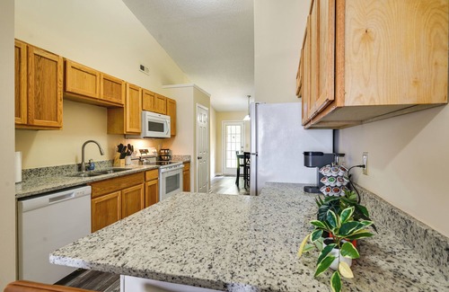Greenville Casa | Pirate Game Day Base: Greenville Home Near Campus!