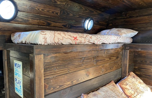 Dandridge Alquiler De Eote | Pirate Houseboat on Douglas Lake!