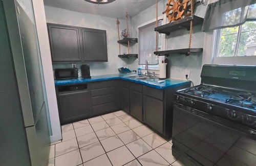 Fort Smith Casa | Pirate Seeking crew. Downtown with hot tub!