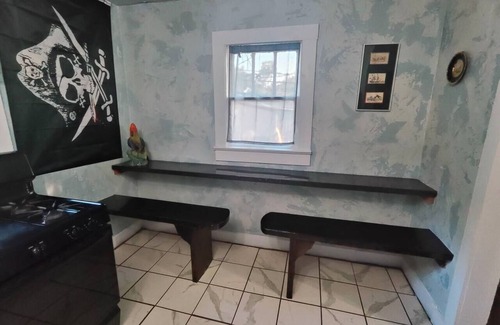 Fort Smith Casa | Pirate Seeking crew. Downtown with hot tub!