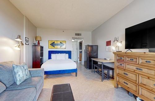 Fort Walton Beach Hotel | Pirates Bay A106