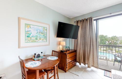 Fort Walton Beach Hotel | Pirates Bay B207