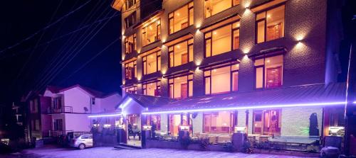 Manali Hotel | Pirates Resort Centeral Heated with Mountain View & Swimming Pool #Free Pick from Volvo Bus Stand