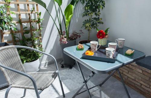 Piraeus Apartamento | Pireas Jewel New Design Apt with Backyard