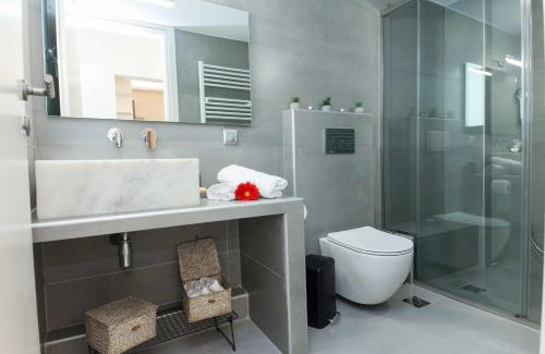 Piraeus Apartamento | Pireas Jewel New Design Apt with Backyard