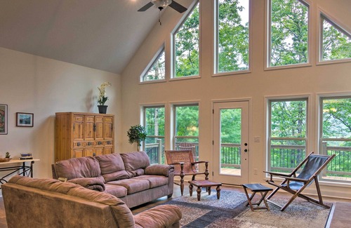 Horse Shoe Casa | Pisgah Escape w/ Deck ~ 10 Miles to Hiking!