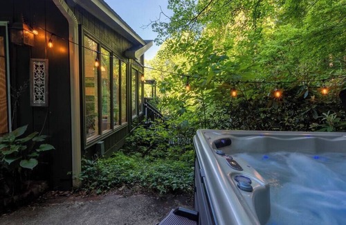 Candler Casa | Pisgah Park Hideaway w/Hot Tub & Mountain Views