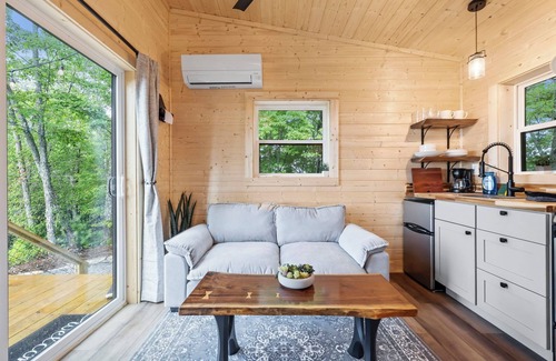 Brevard Cabina | New, Secluded Tiny Cabin on Mountain Top with Views!