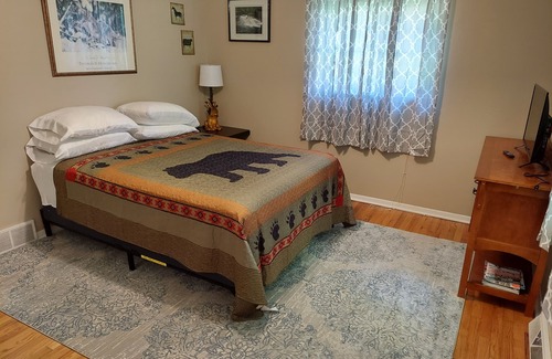 Penrose Otro | Pisgah Shadows Cottage - Hot Tub - Grill - Fireplace - WiFi - Pets OK