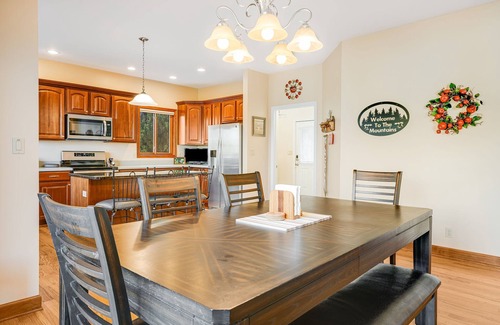 Hendersonville Cabina | Pisgah View | Stunning Mountain Escape w/ Wrap-Around Deck & Garage