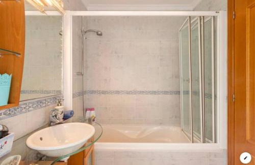 Javea Apartamento | Piso bonito cerca de la playa con piscina, jardín, gimnasio y garaje