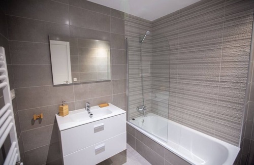 Seguencu Condominio | Piso en el Centro de la Ciudad de Cangas de Onis, con Vista al rio Sella