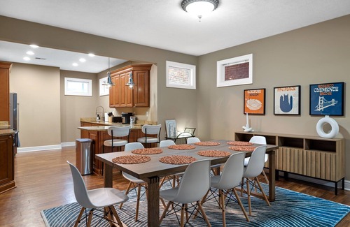 South Side Flats Casa | Pittsburgh Gem - 5BR - Downtown Deck View