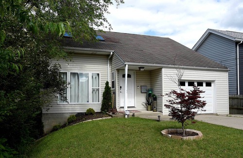 Brookline Casa | Pittsburgh Home w/ Deck & Grill, 5 Mi to Dtwn!