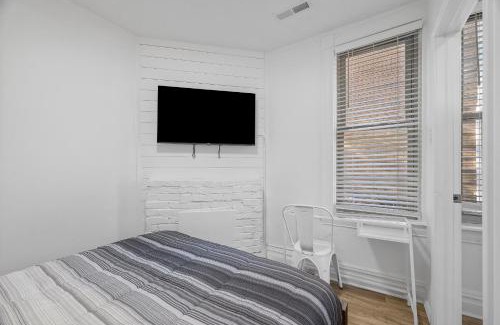 Shadyside Casa | Pittsburgh Shadyside 1B Cozy and Stylish Private Bedroom with Shared Bathroom