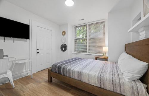Shadyside Casa | Pittsburgh Shadyside 1E Bright and Modern Private Bedroom with Shared Bathroom