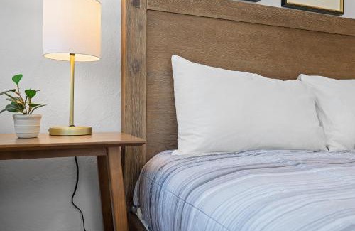 Shadyside Casa | Pittsburgh Shadyside 2A Bright and Stylish Private Bedroom with Shared Bathroom