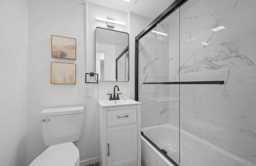 Shadyside Casa | Pittsburgh Shadyside 2A Bright and Stylish Private Bedroom with Shared Bathroom
