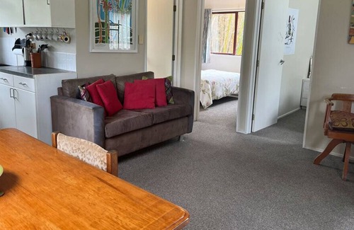 Coromandel Cabaña | Piwakawaka Cottage - Creekside accommodation