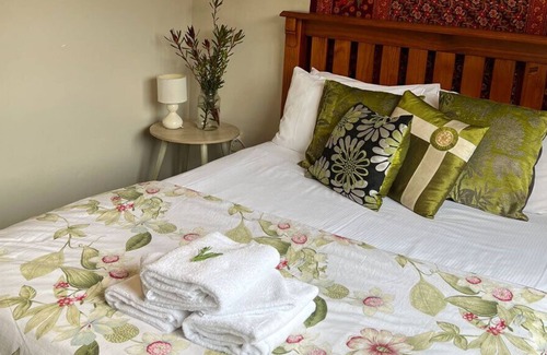 Coromandel Cabaña | Piwakawaka Cottage - Creekside accommodation