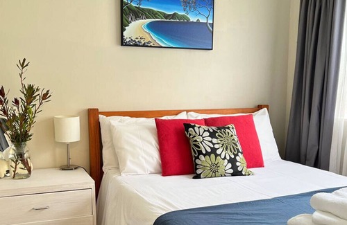 Coromandel Cabaña | Piwakawaka Cottage - Creekside accommodation