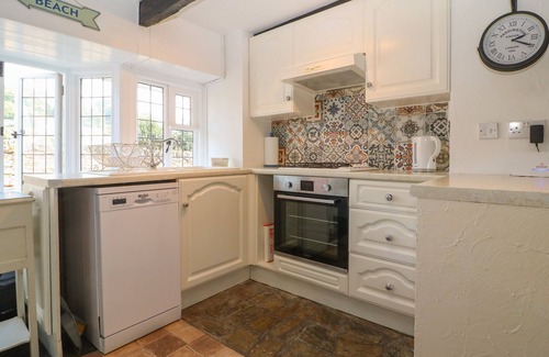 West Looe Cabaña | PIXIE COTTAGE, pet friendly, character holiday cottage in Looe
