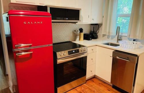 Enderly Park Apartamento | Plaid Pad - Stylish Retreat 12 min to Airport & Downtown