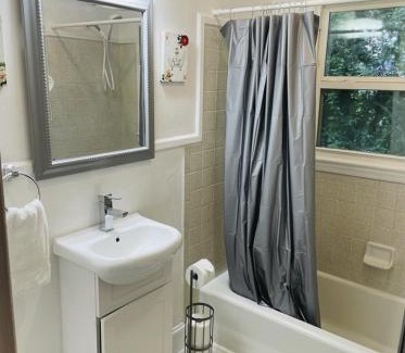 Enderly Park Apartamento | Plaid Pad - Stylish Retreat 12 min to Airport & Downtown