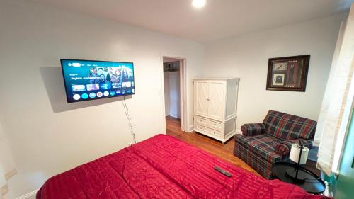 Enderly Park Apartamento | Plaid Pad - Stylish Retreat 12 min to Airport & Downtown