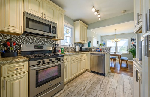 Hapeville Casa | Plan A Trip To Georgia Aquarium In This Comfy 3BR