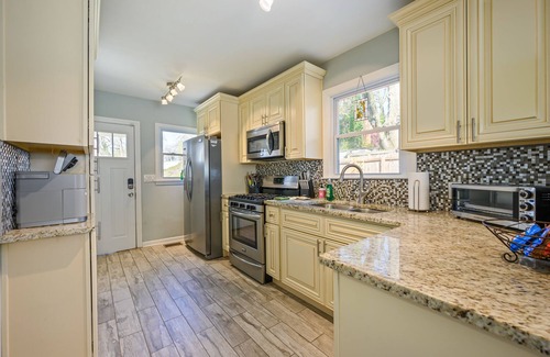 Hapeville Casa | Plan A Trip To Georgia Aquarium In This Comfy 3BR