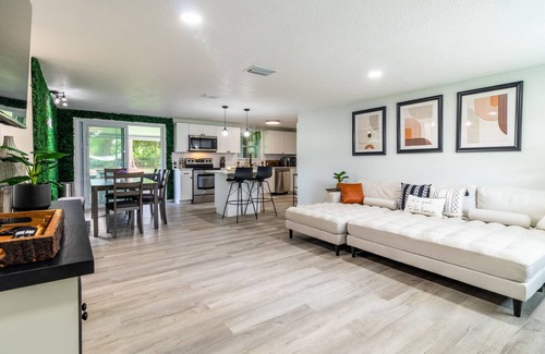 Plant City Casa | Plant City Modern Soho Farmhouse, Event Friendly!!
