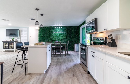 Plant City Casa | Plant City Modern Soho Farmhouse, Event Friendly!!